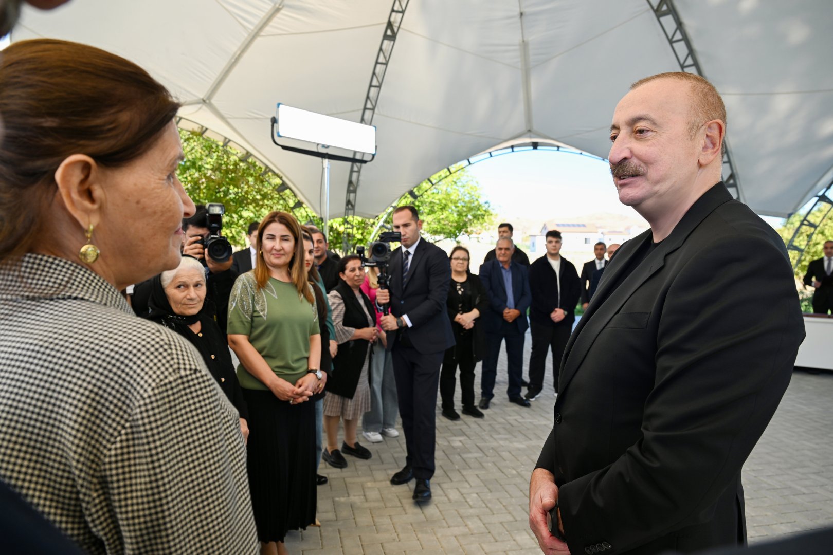 President Ilham Aliyev presents keys to apartments to residents of Horovlu village in Jabrayil district (PHOTO)