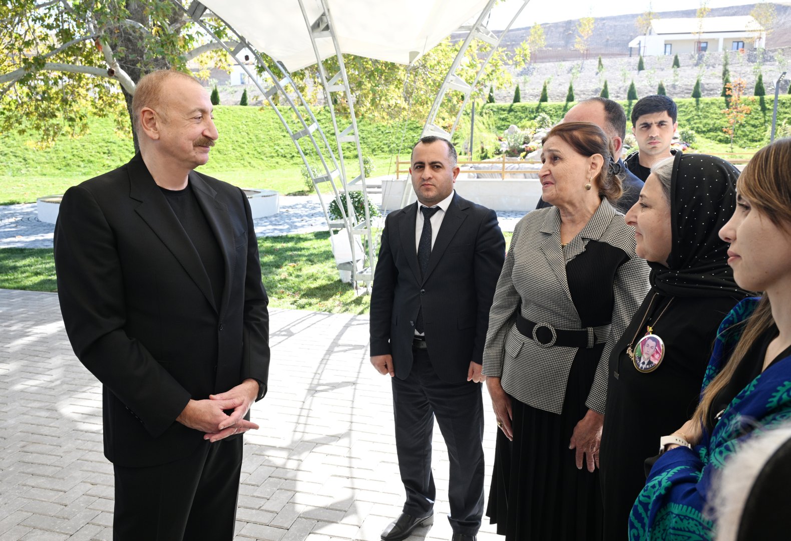 President Ilham Aliyev presents keys to apartments to residents of Horovlu village in Jabrayil district (PHOTO)