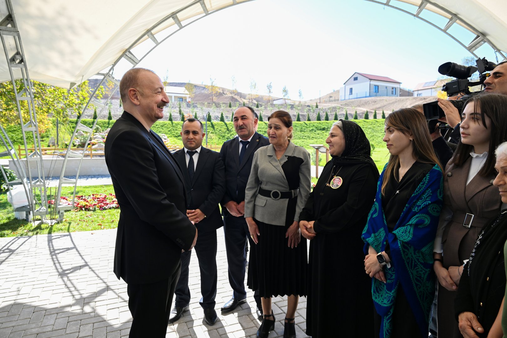 President Ilham Aliyev presents keys to apartments to residents of Horovlu village in Jabrayil district (PHOTO)