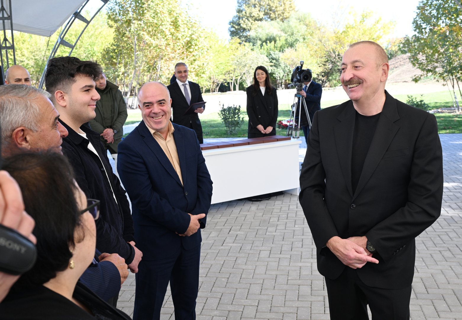 President Ilham Aliyev presents keys to apartments to residents of Horovlu village in Jabrayil district (PHOTO)