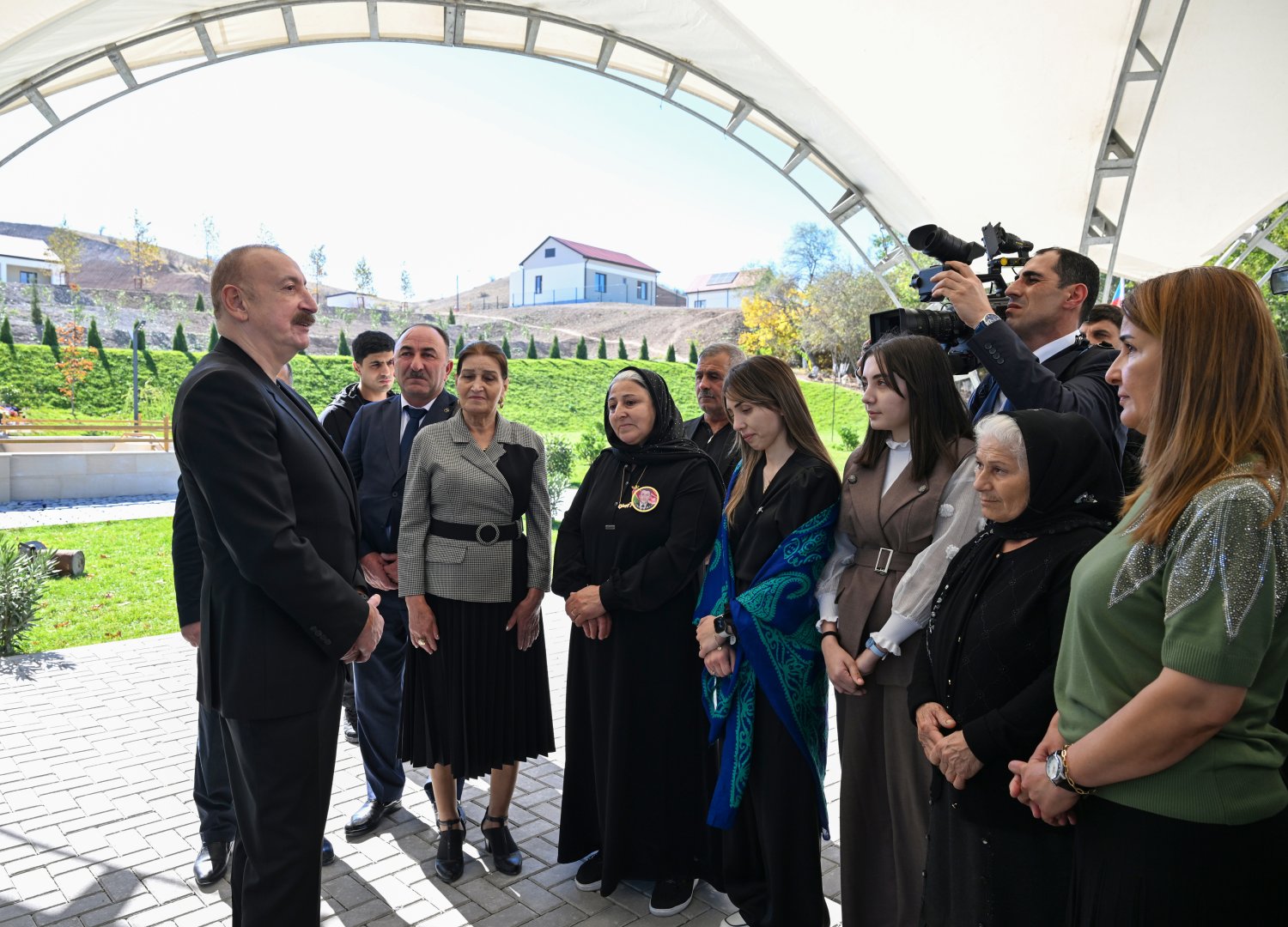 President Ilham Aliyev presents keys to apartments to residents of Horovlu village in Jabrayil district (PHOTO)