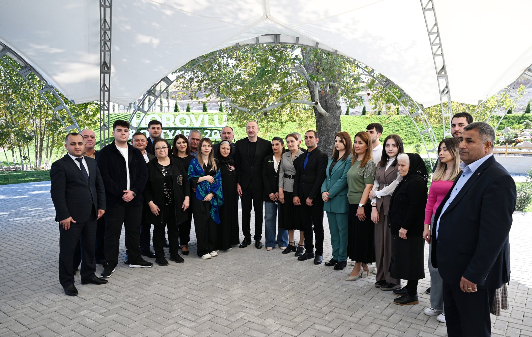 President Ilham Aliyev presents keys to apartments to residents of Horovlu village in Jabrayil district (PHOTO)