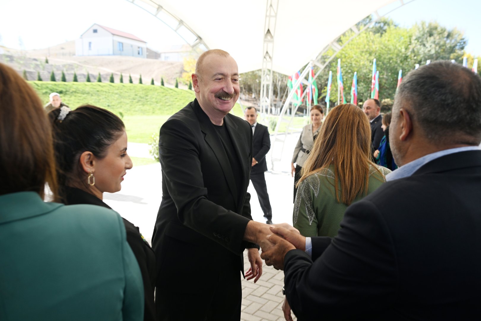 President Ilham Aliyev presents keys to apartments to residents of Horovlu village in Jabrayil district (PHOTO)