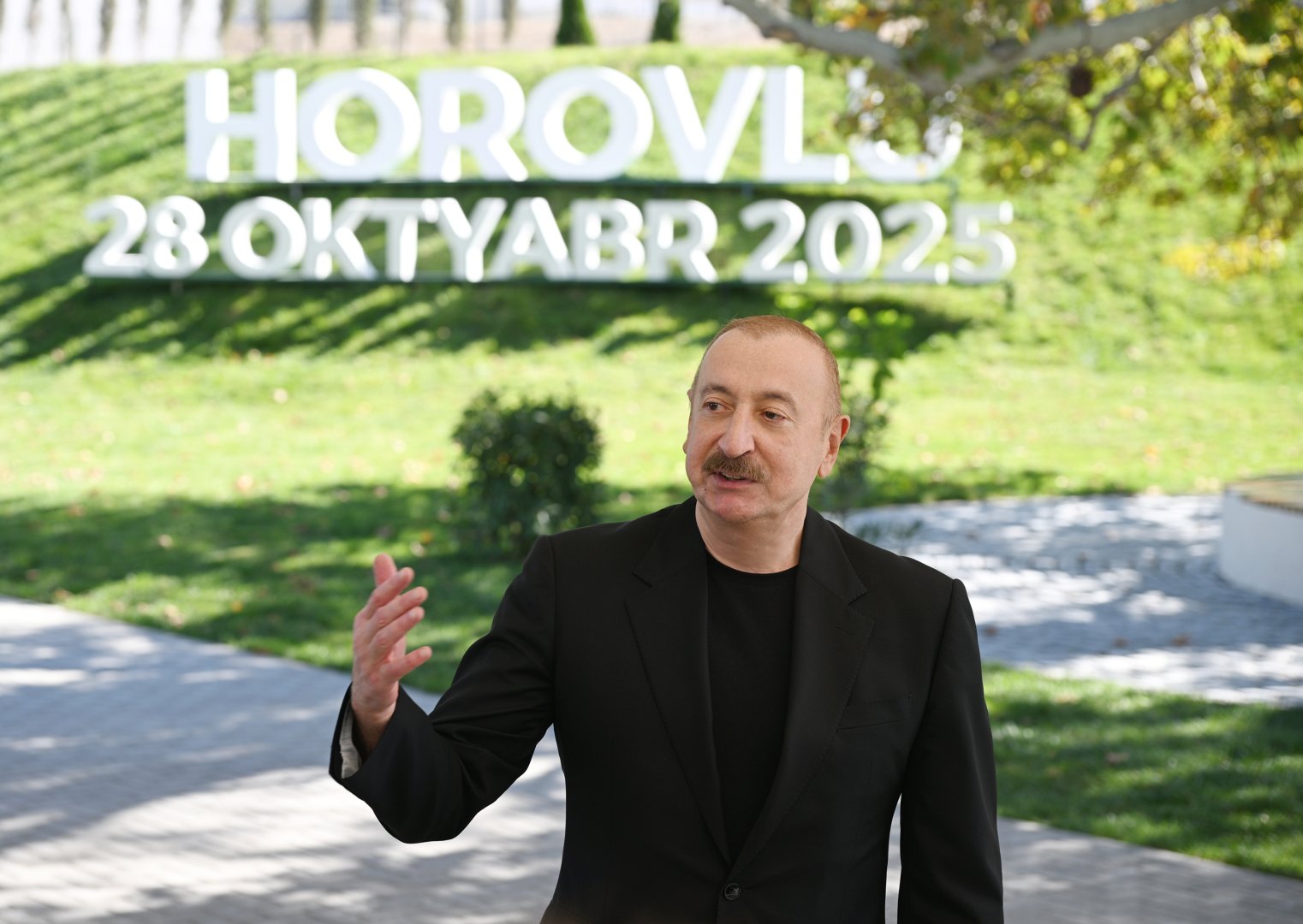 President Ilham Aliyev presents keys to apartments to residents of Horovlu village in Jabrayil district (PHOTO)