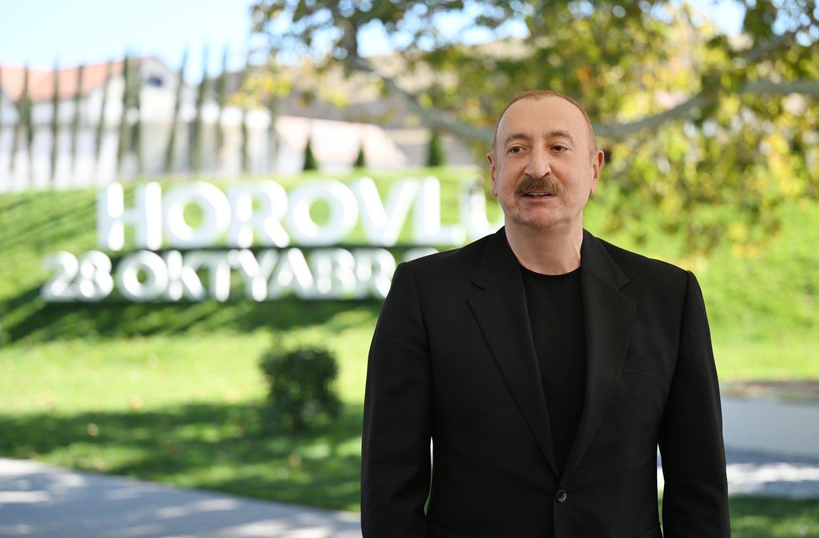 President Ilham Aliyev presents keys to apartments to residents of Horovlu village in Jabrayil district (PHOTO)