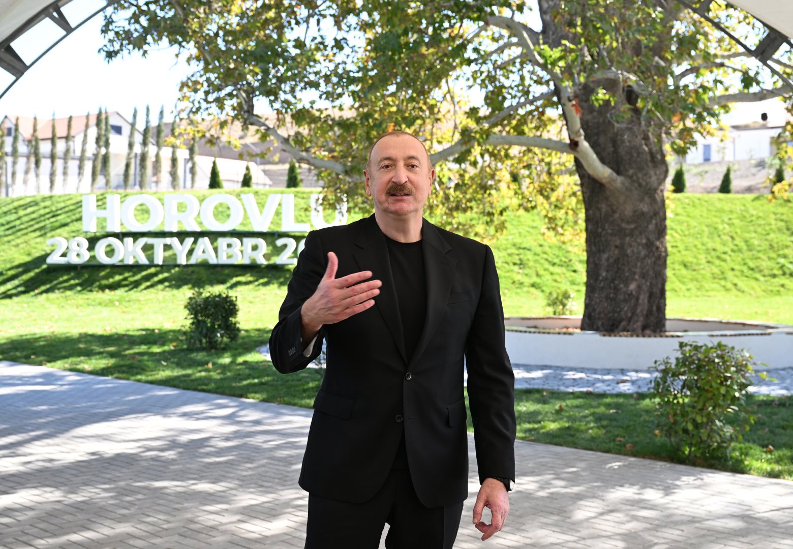 President Ilham Aliyev presents keys to apartments to residents of Horovlu village in Jabrayil district (PHOTO)