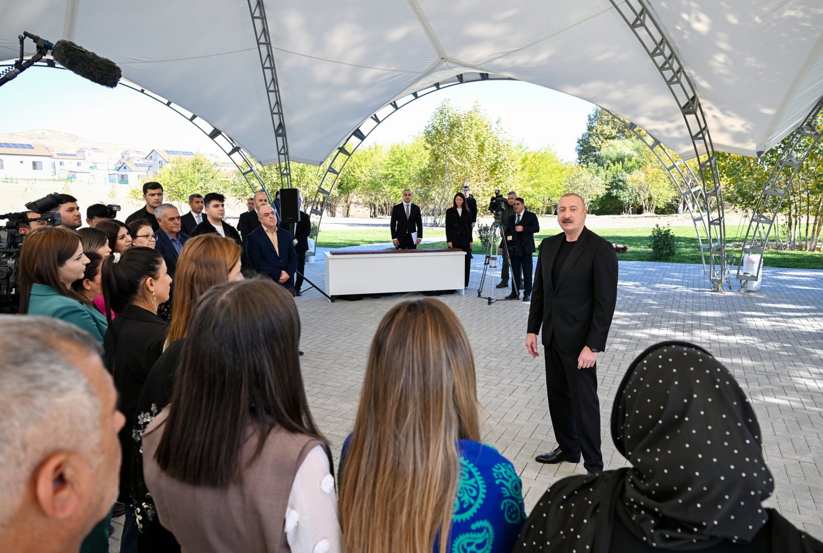 President Ilham Aliyev presents keys to apartments to residents of Horovlu village in Jabrayil district (PHOTO)