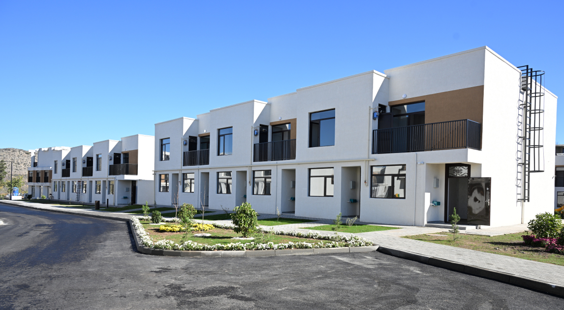 President Ilham Aliyev reviews completed 104-apartment residential complex in Zangilan (PHOTO)