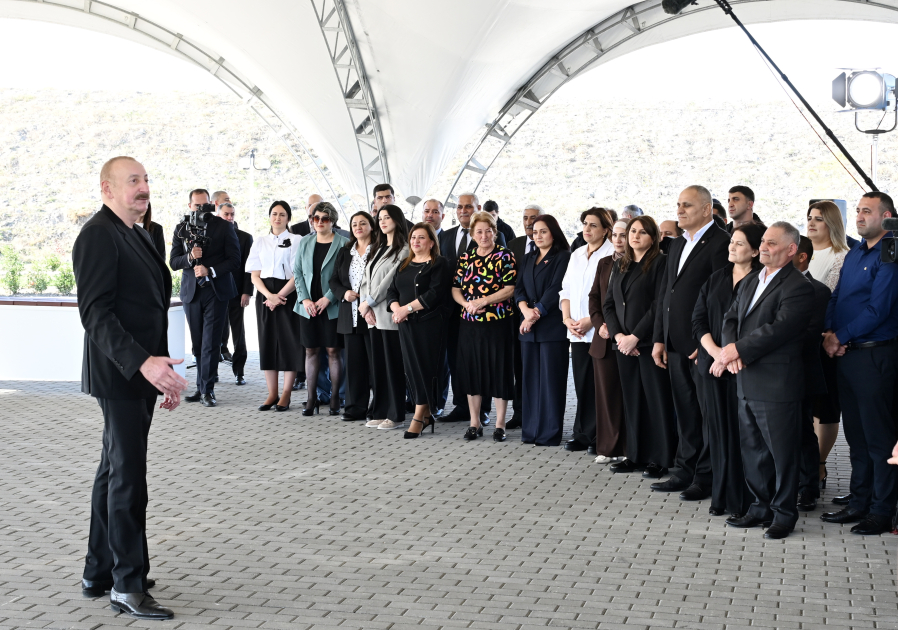 President Ilham Aliyev presents keys to apartments to residents of Mammadbayli and Aghali villages in Zangilan (PHOTO/VIDEO)