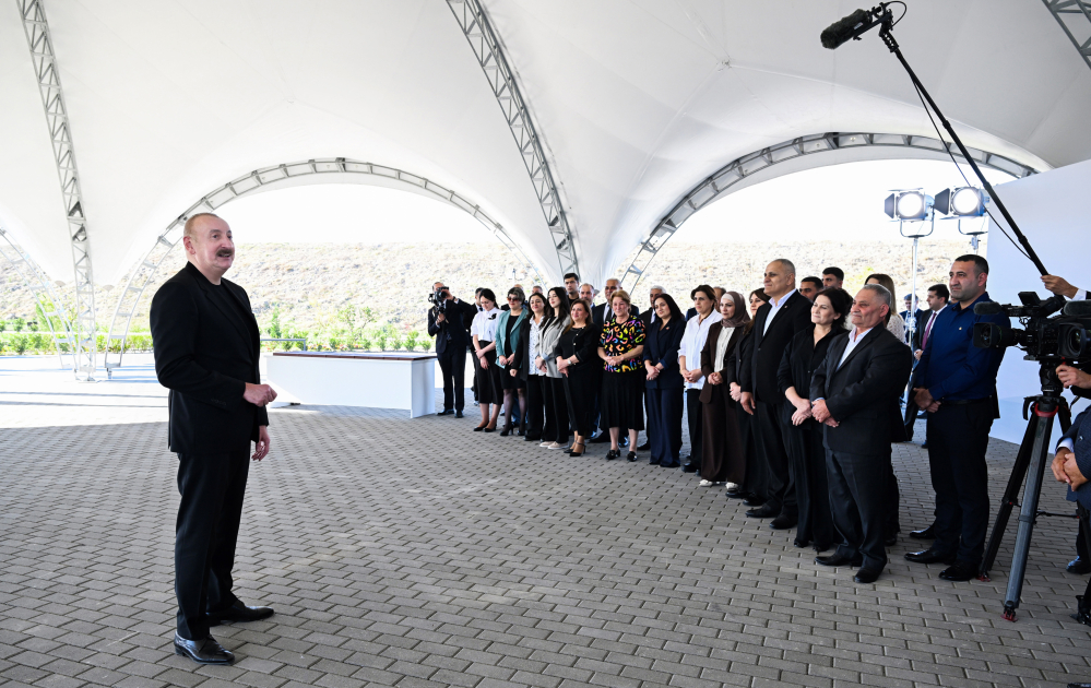 President Ilham Aliyev presents keys to apartments to residents of Mammadbayli and Aghali villages in Zangilan (PHOTO/VIDEO)