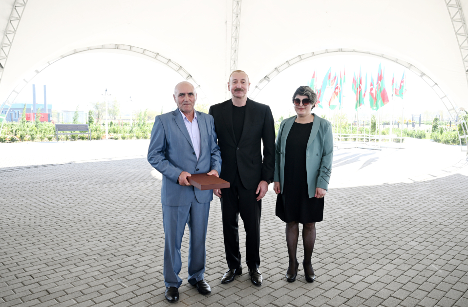 President Ilham Aliyev presents keys to apartments to residents of Mammadbayli and Aghali villages in Zangilan (PHOTO/VIDEO)