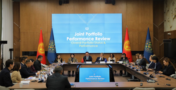 Kyrgyz finance ministry reviews ADB and World Bank project portfolios for 3Q2025