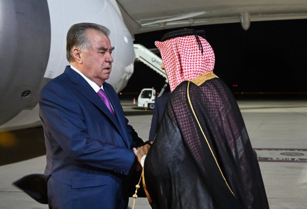 President of Tajikistan arrives in Qatar for high-level working visit (PHOTO)