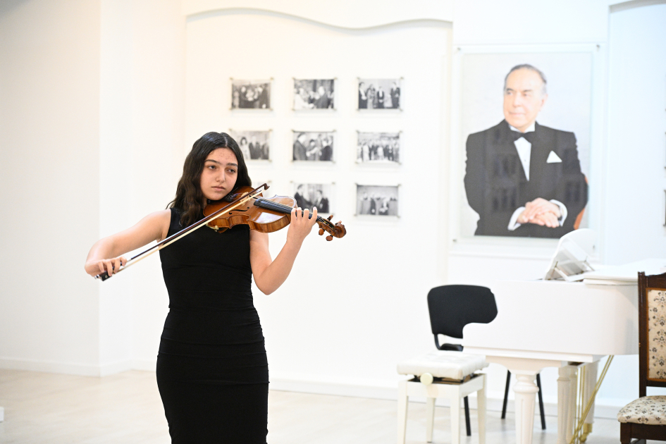 Heydar Aliyev Foundation VP Leyla Aliyeva visits Bulbul Secondary Specialized Music School (PHOTO)