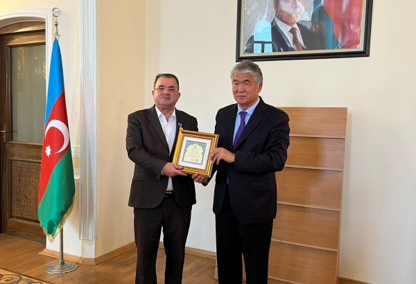 TURKSOY bestows honorary badge upon Yunus Oghuz (PHOTO)