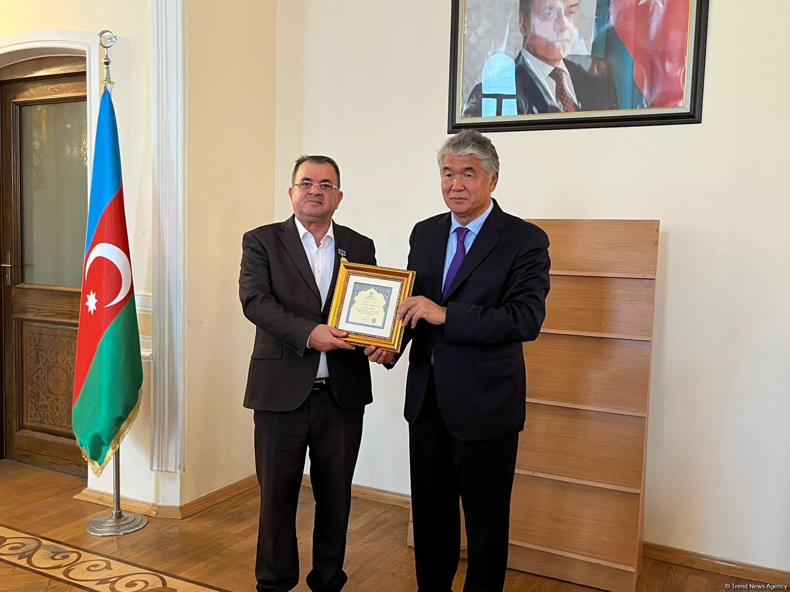 TURKSOY bestows honorary badge upon Yunus Oghuz (PHOTO)