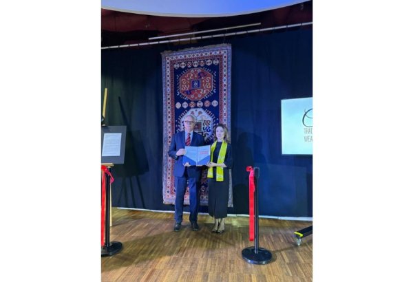 Azerbaijan donates Karabakh carpet to Polish Museum on eve of former's Victory Day (PHOTO)