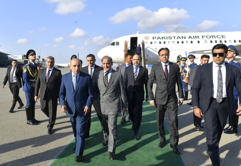 Pakistan's PM arrives in Azerbaijan (PHOTO)