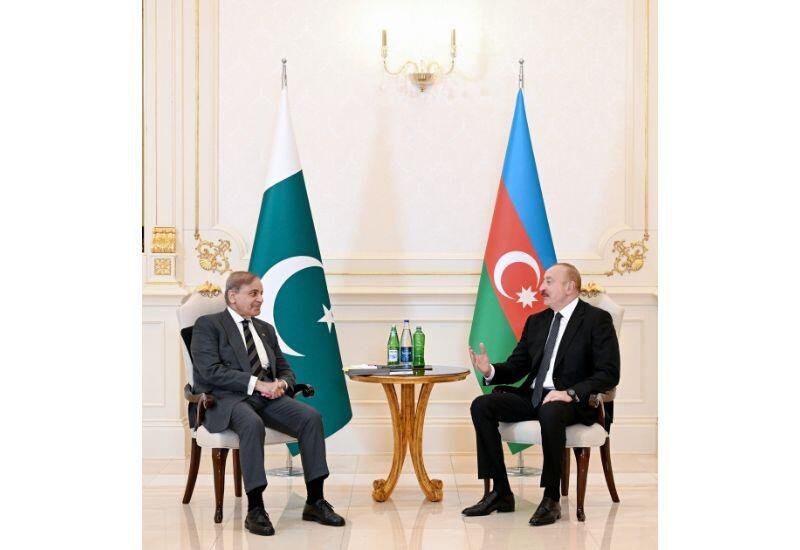 President Ilham Aliyev, Pakistan's PM hold limited format meeting (PHOTO)