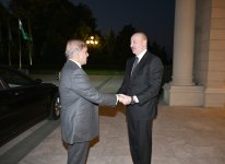 President Ilham Aliyev, Pakistan's PM hold limited format meeting (PHOTO)