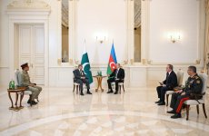 President Ilham Aliyev, Pakistan's PM hold limited format meeting (PHOTO)
