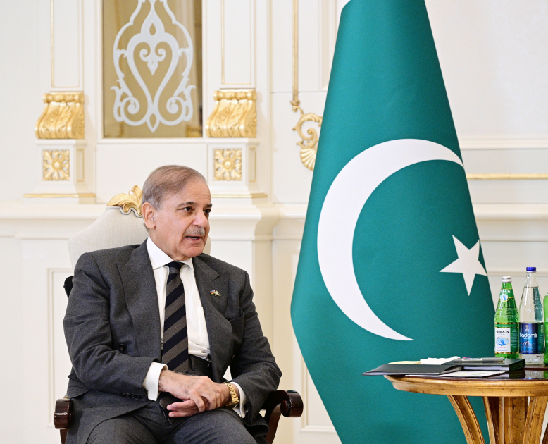 President Ilham Aliyev, Pakistan's PM hold limited format meeting (PHOTO)