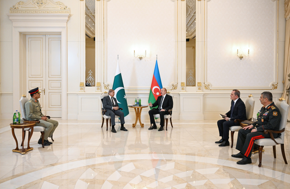President Ilham Aliyev, Pakistan's PM hold limited format meeting (PHOTO)