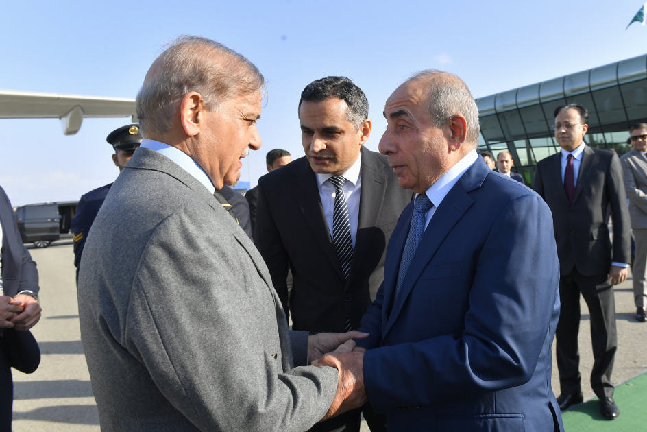 Pakistan's PM arrives in Azerbaijan (PHOTO)
