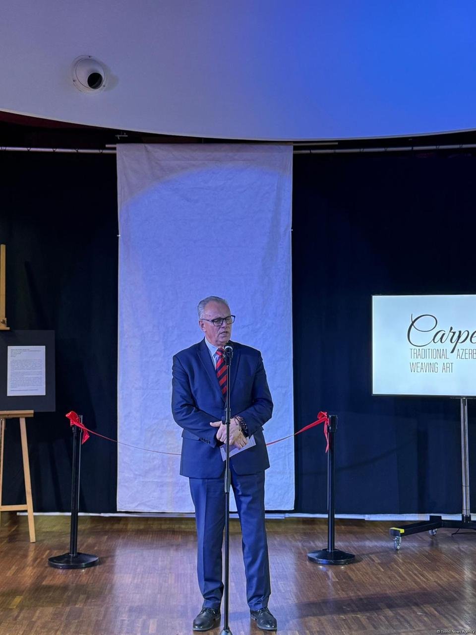 Azerbaijan donates Karabakh carpet to Polish Museum on eve of former's Victory Day (PHOTO)