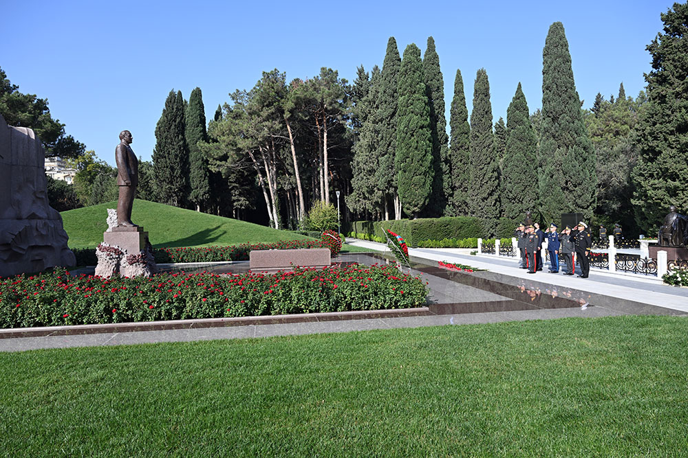 Azerbaijan's MoD leadership visits graves of National Leader Heydar Aliyev and martyrs (PHOTO)