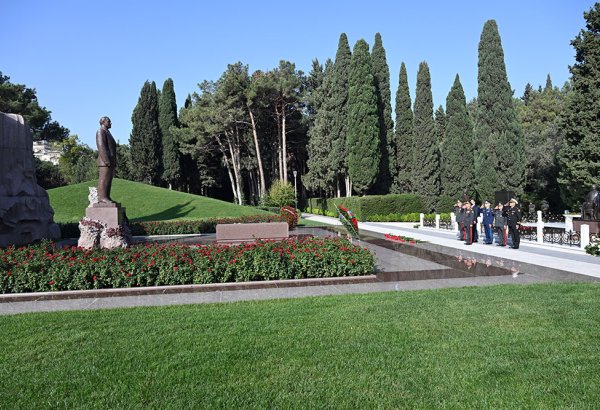 Azerbaijan's MoD leadership visits graves of National Leader Heydar Aliyev and martyrs (PHOTO)