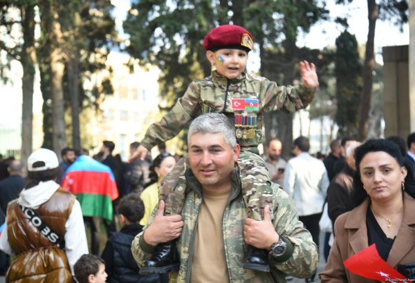 Azerbaijani citizens turn out at Azadliq Square ahead of military parade (PHOTO)
