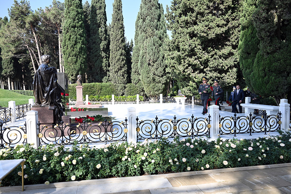 Azerbaijan's MoD leadership visits graves of National Leader Heydar Aliyev and martyrs (PHOTO)