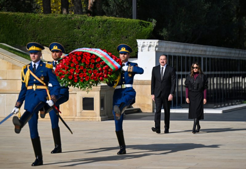 President Ilham Aliyev, First Lady Mehriban Aliyeva visit Alley of Martyrs (PHOTO/VIDEO)