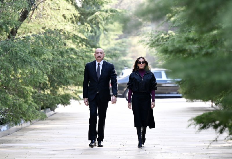 President Ilham Aliyev, First Lady Mehriban Aliyeva visit tomb of National Leader Heydar Aliyev (PHOTO/VIDEO)