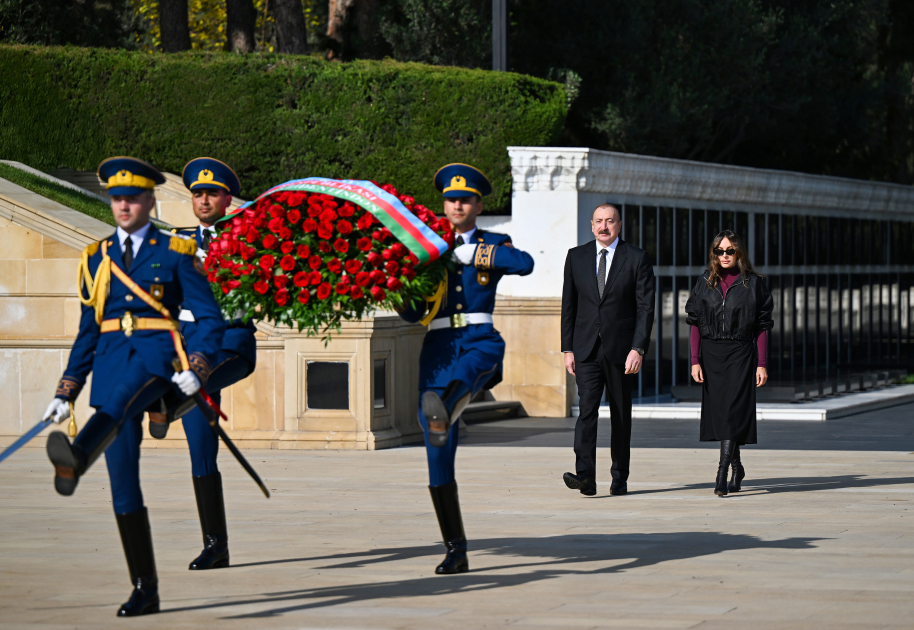 President Ilham Aliyev, First Lady Mehriban Aliyeva visit Alley of Martyrs (PHOTO/VIDEO)