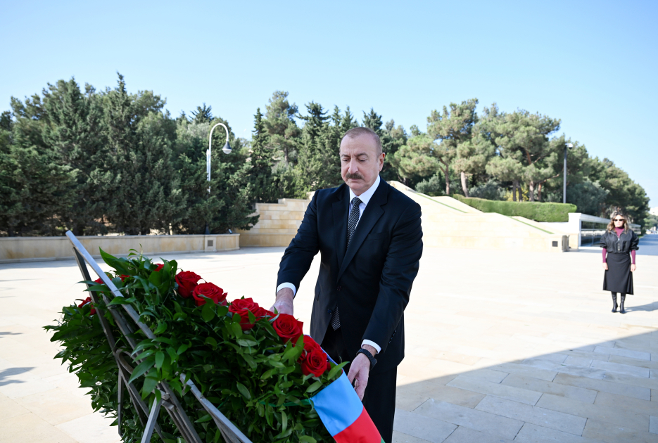 President Ilham Aliyev, First Lady Mehriban Aliyeva visit Alley of Martyrs (PHOTO/VIDEO)