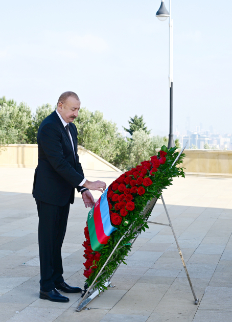President Ilham Aliyev, First Lady Mehriban Aliyeva visit Alley of Martyrs (PHOTO/VIDEO)