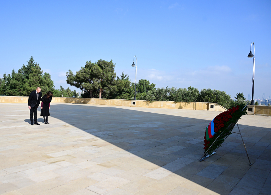 President Ilham Aliyev, First Lady Mehriban Aliyeva visit Alley of Martyrs (PHOTO/VIDEO)