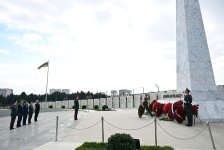 Azerbaijan's MoD leadership visits graves of National Leader Heydar Aliyev and martyrs (PHOTO)