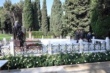 Azerbaijan's MoD leadership visits graves of National Leader Heydar Aliyev and martyrs (PHOTO)