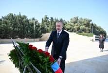 President Ilham Aliyev, First Lady Mehriban Aliyeva visit Alley of Martyrs (PHOTO/VIDEO)