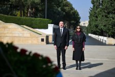 President Ilham Aliyev, First Lady Mehriban Aliyeva visit Alley of Martyrs (PHOTO/VIDEO)