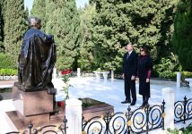 President Ilham Aliyev, First Lady Mehriban Aliyeva visit tomb of National Leader Heydar Aliyev (PHOTO/VIDEO)