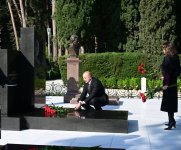 President Ilham Aliyev, First Lady Mehriban Aliyeva visit tomb of National Leader Heydar Aliyev (PHOTO/VIDEO)