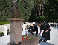 President Ilham Aliyev, First Lady Mehriban Aliyeva visit tomb of National Leader Heydar Aliyev (PHOTO/VIDEO)