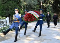 President Ilham Aliyev, First Lady Mehriban Aliyeva visit tomb of National Leader Heydar Aliyev (PHOTO/VIDEO)