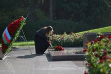 President Ilham Aliyev, First Lady Mehriban Aliyeva visit tomb of National Leader Heydar Aliyev (PHOTO/VIDEO)