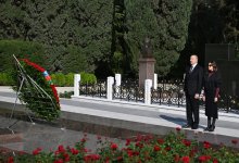 President Ilham Aliyev, First Lady Mehriban Aliyeva visit tomb of National Leader Heydar Aliyev (PHOTO/VIDEO)