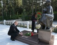 President Ilham Aliyev, First Lady Mehriban Aliyeva visit tomb of National Leader Heydar Aliyev (PHOTO/VIDEO)